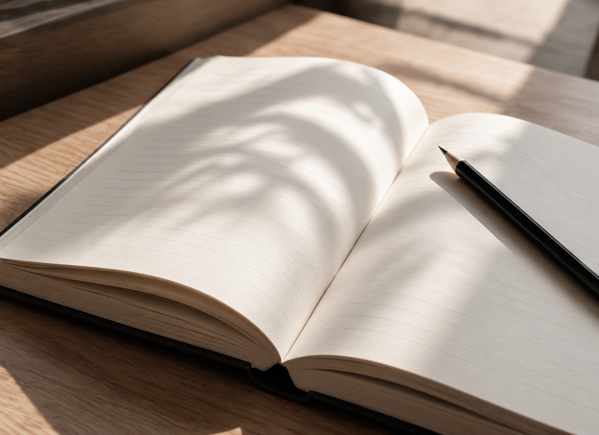 Open notitieboek met een potlood in het zonlicht